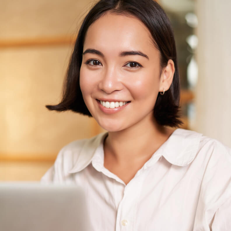 Contadora feliz com os resultados do bpo financeiro.