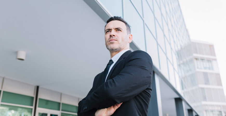 Empresário confiante representando preparação para a Reforma Tributária no Simples Nacional
