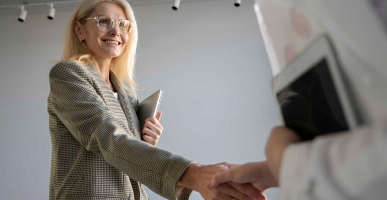 Empresária sorridente representando confiança ao contratar um BPO Financeiro